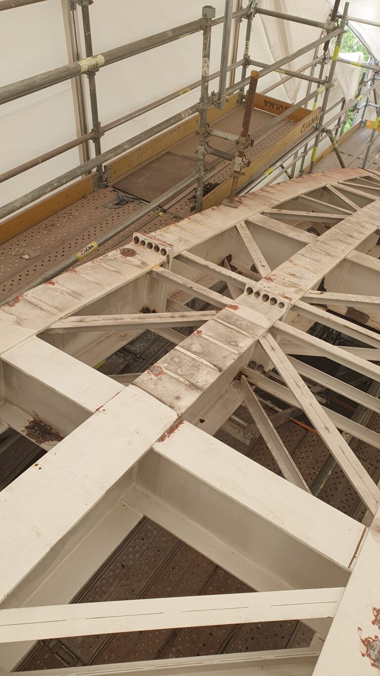 Pulizia della struttura di supporto dell'arco all'ingresso del tunnel del Monte Bianco