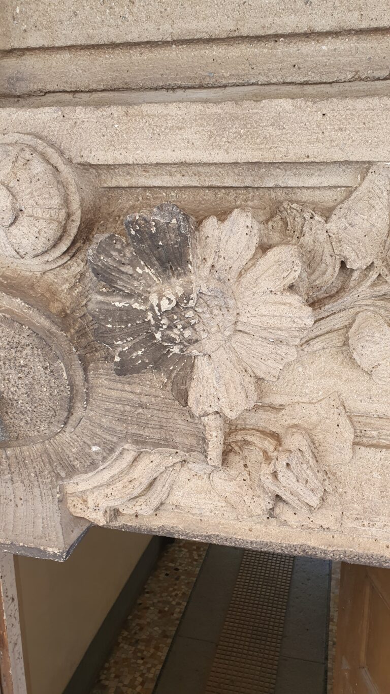 Pulizia decori in cemento su facciata